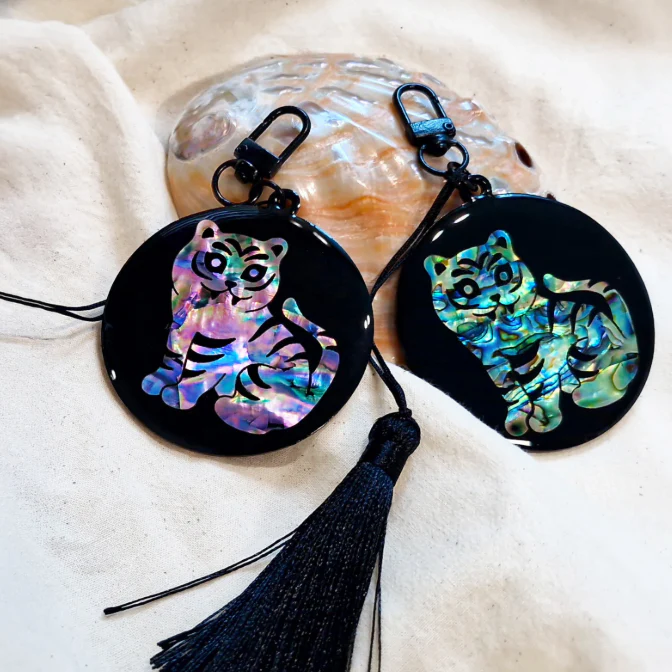 MOTHER OF PEARL HOJAKDO TIGER KEYRING