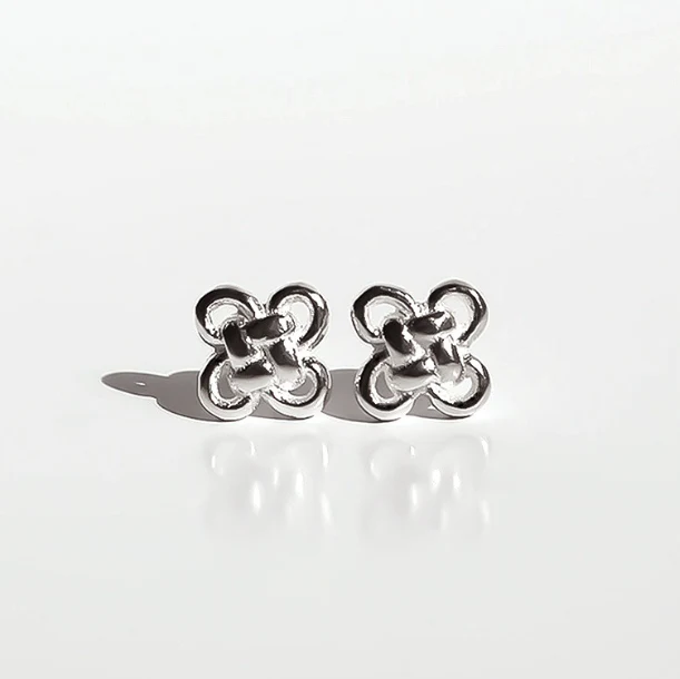 SAENGJJOK KNOT STUD EARRINGS
