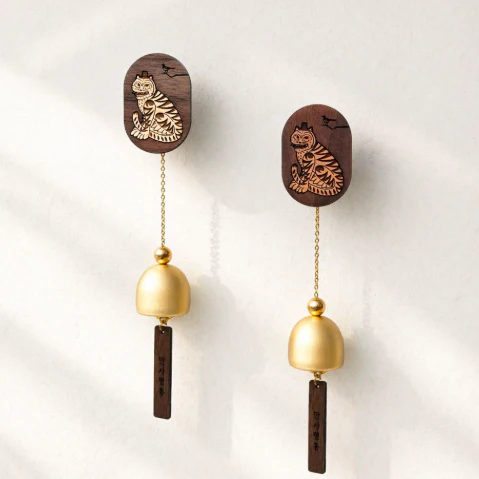 TIGER & MAGPIE WOODEN DOOR BELL